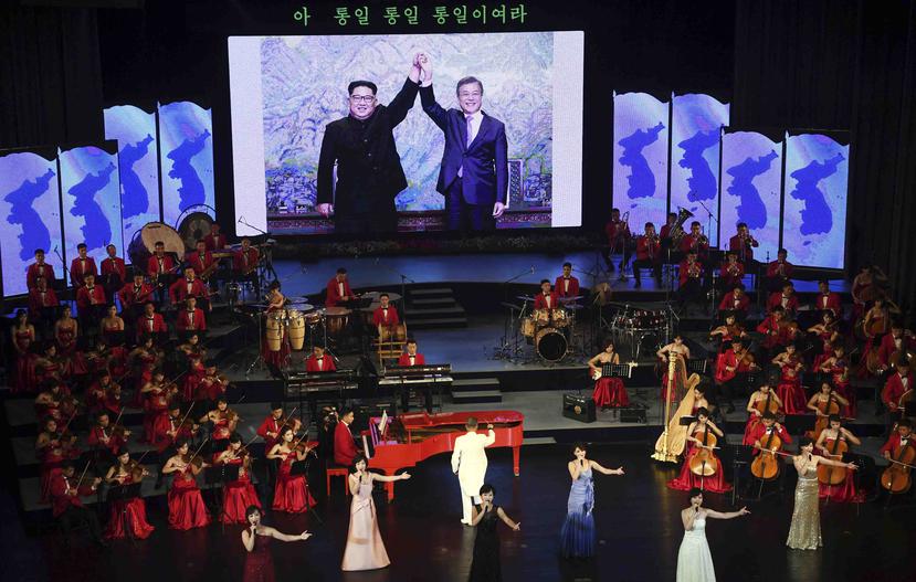La orquesta Samjiyon toca durante el encuentro del presidente de Corea del Sur Moon Jae-in y el mandatario del Corea del Norte Kim Jong-Un en  Pyongyang. (AP)