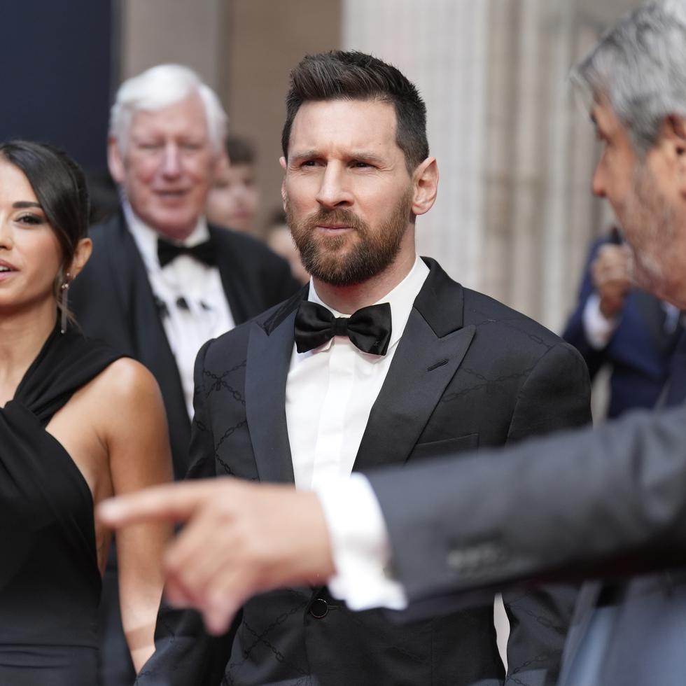 Lionel Messi y su esposa Antonela Roccuzzo llegan a la ceremonia de entrega de los premios Laureus, el lunes 8 de mayo de 2023, en París.