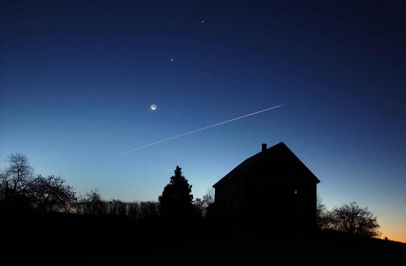 La conjunción de Venus, Júpiter y la Luna creciente en estas noches es un espectáculo gratuito de la naturaleza. (AP / Robert F Bukaty)