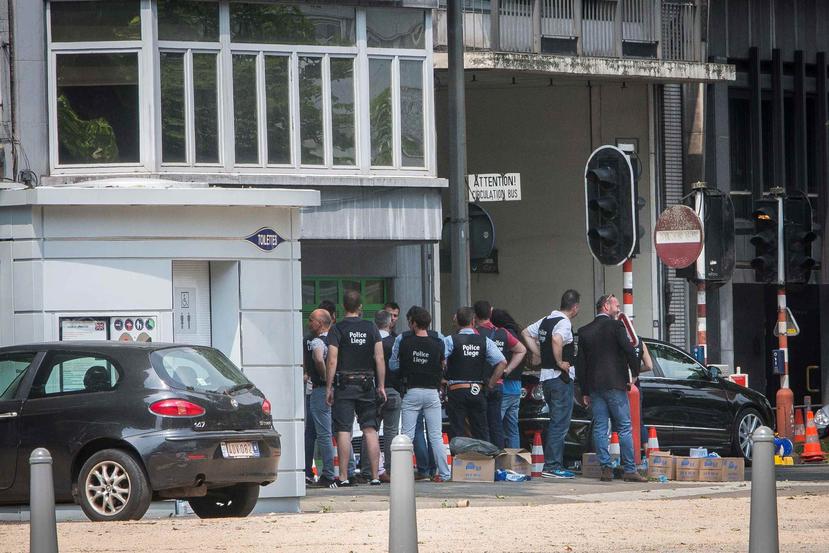 Agentes de policía belgas forman un cordón policial en el lugar donde se produjo el ataque en lla ciudad belga de Lieja (EFE/ Michel Tonneau).