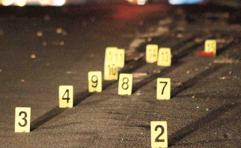 La Policía identifica con números la cantidad de proyectiles que se encontraron en la escena de un asesinato. (GFR Media)