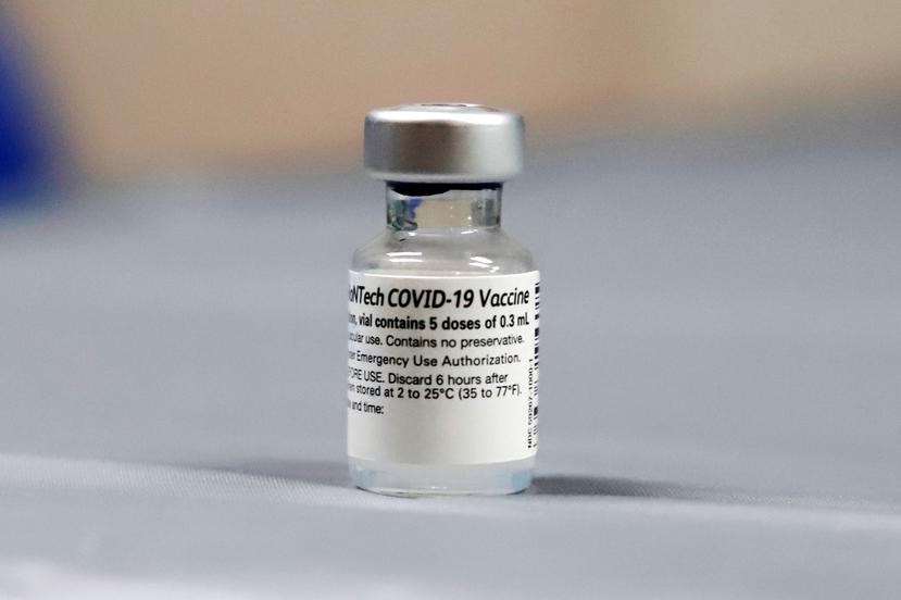 Un recipiente de la vacuna de los laboratorios Pfizer/BioNTech contra el COVID-19.