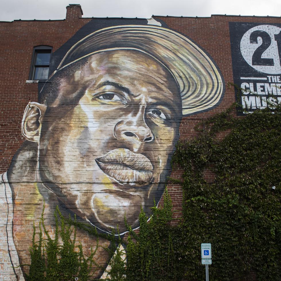 Un mural del legendario Roberto Clemente adorna un edificio en la ciudad de Pittsburgh, hogar de los Pirates.