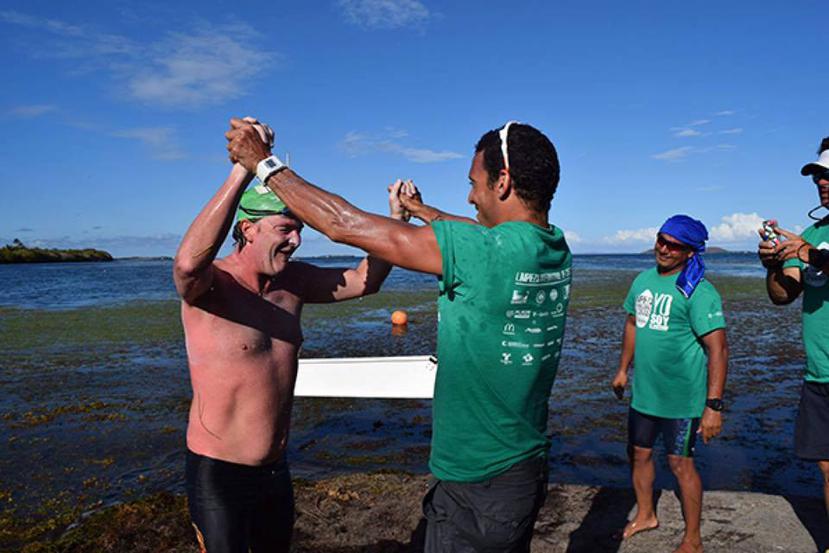 "Queremos un mar y un mundo limpio", dijo el veterano nadador estadounidense. (Facebook / @Matt Moseley)