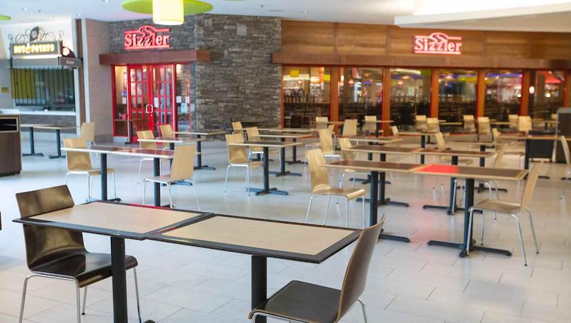 En la mayoría de los malls han eliminado entre un 50% a 65% la cantidad de sillas y mesas en el “food court”, y en el caso particular de Plaza Las Américas ha colocado mesas individuales para una o dos personas máximo, y separadas unas de otras.