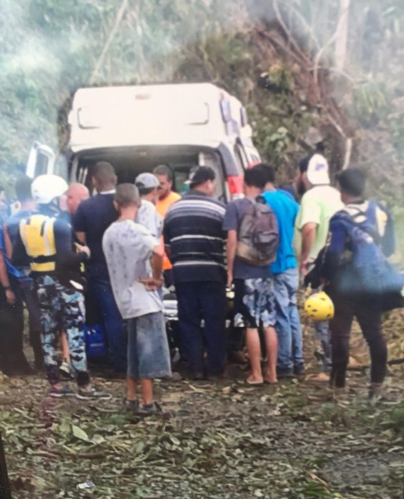 Los vecinos transportaron a pie a los enfermos hasta donde estaba un equipo de rescate de la Oficina Municipal de Manejo de Emergencias (OMME) de Arecibo, quienes los llevaron a recibir asistencia médica.
 (Suministrada)