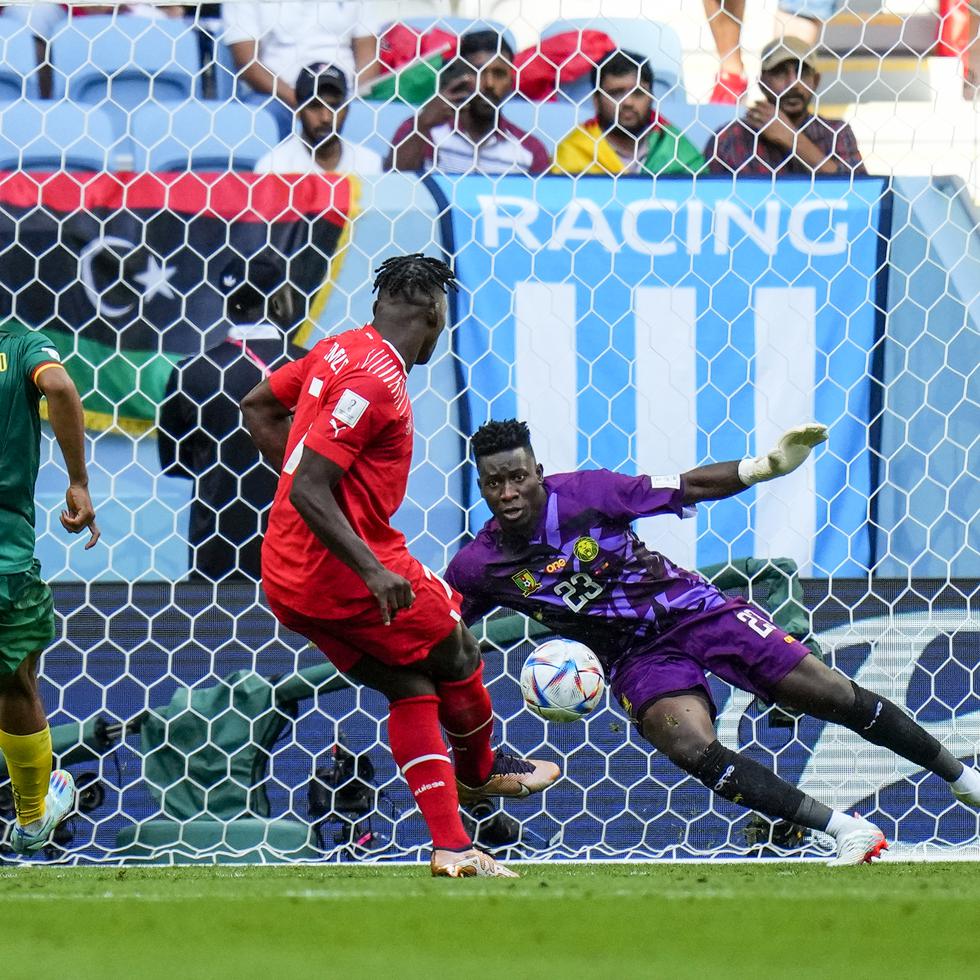 El delantero Breel Embolo anota el primer gol de Suiza, único en el encuentro contra Camerún por el Grupo G del Mundial, en Al Wakrah, Catar.