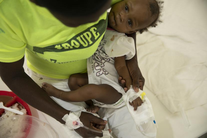 Un bebé enfermo de cólera recibe tratamiento en una clínica de Médicos sin Fronteras en Puerto Príncipe, Haití.