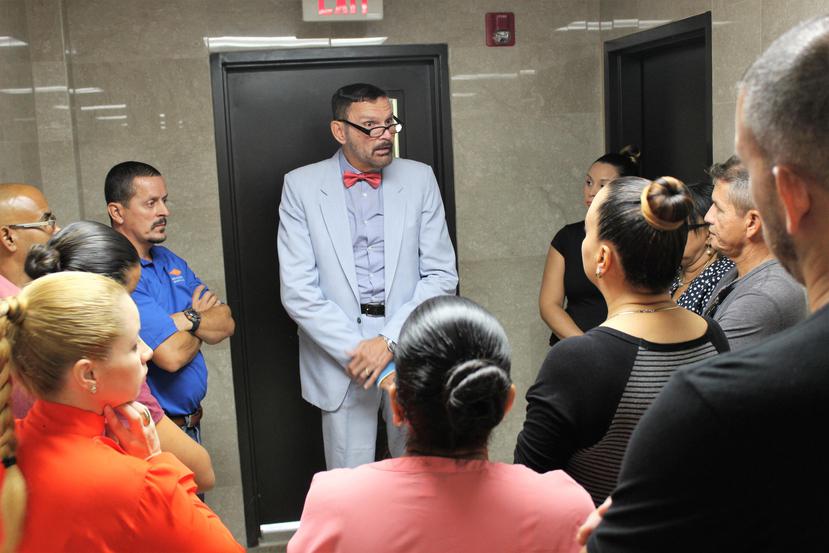 El licenciado Arnaldo Irizarry Irizarry conversa con padres de estudiantes de las escuelas que están en la lista de cierre en el oeste. (Lester Jiménez)