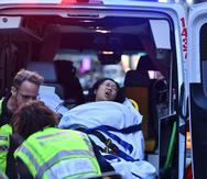 Una mujer es evacuada en ambulancia desde el Hotel CBD y la esquina de King y York Street en Sydney. (AP)