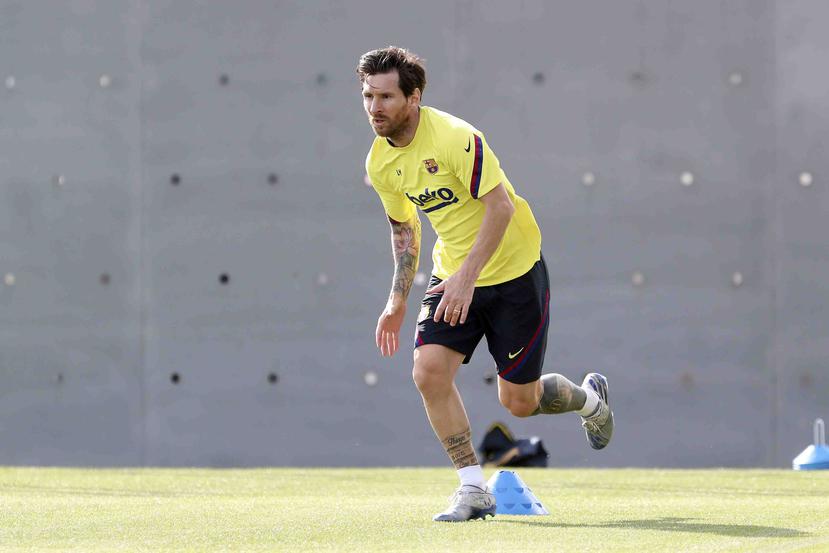 En imagen proporcionada por el club Barcelona, el argentino Lionel Messi entrena en las instalaciones del equipo, el viernes 8 de mayo de 2020, en Barcelona. (AP)