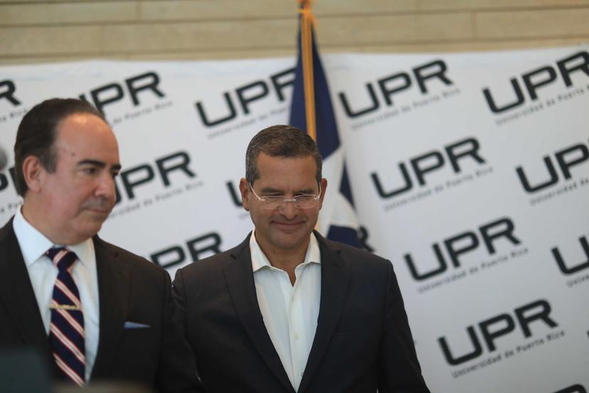 De izquierda a derecha, el presidente de la Universidad de Puerto Rico, Luis A. Ferrao, y el gobernador Pedro Pierluisi.