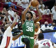 El escolta de los Celtics, Marcus Smart (36), conduce hacia la canasta mientras el alero del Heat, P.J. Tucker (17), defiende durante la segunda mitad del séptimo juego de la serie de playoffs finales de la Conferencia Este de la NBA.
