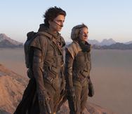 Timothee Chalamet, a la izquierda, y Rebecca Ferguson protagonizan la película "Dune." de Warner Bos., que estrenará en HBO Max el 1 de octubre de 2021.
