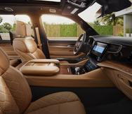 Entre otras cosas, la Jeep Grand Wagoneer cuenta con siete pantallas de alta resolución en su interior.