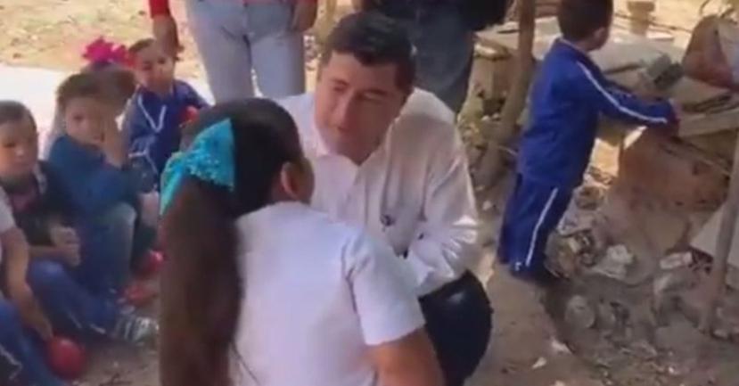 Guillermo Chapman Moreno, presidente municipal de Ahome, conversa con la pequeña Nancy. (Captura Vídeo)
