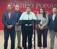 Los legisladores Jesús Santa, Roberto Ruiz de Porras y Javier Aponte Dalmau, así como la subsecretaria general del PPD, Nina Valedón, acompañaron a Vega Ramos durante la conferencia de prensa.