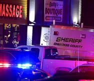 Defensores y académicos dicen que los tiroteos esta semana en tres salones de masajes en Atlanta tuvieron como objetivo un grupo de personas marginadas en más de una forma.
