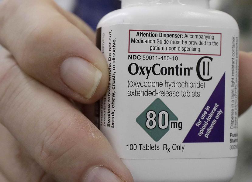 En esta imagen de archivo del 2 de abril de 2018, una farmacéutica en San Francisco posa sosteniendo un frasco de OxyContin. (AP / Jeff Chiu)