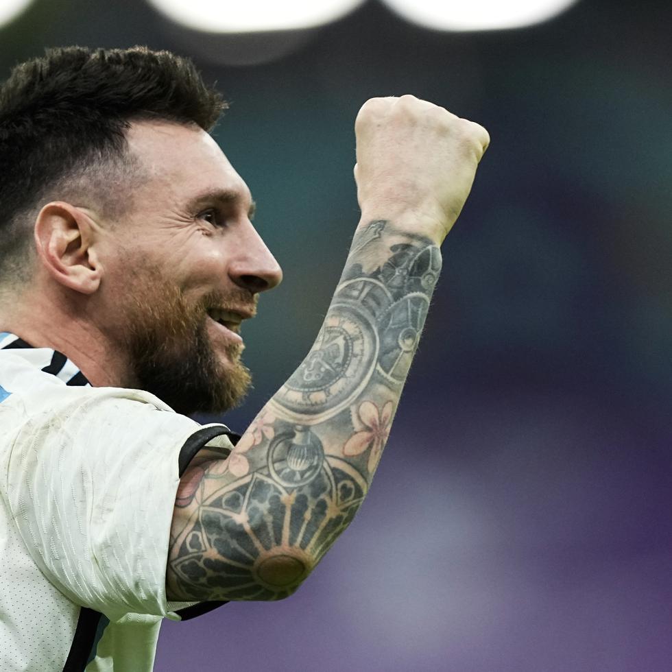 Lionel Messi celebra tras la victoria de Argentina por penales ante Holanda en el partido por los cuartos de final del Mundial, el sábado 10 de diciembre de 2022, en Lusail, Qatar. (AP Foto/Jorge Saenz)