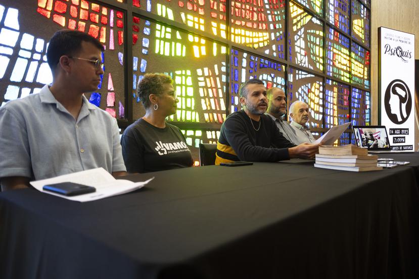 De izquierda a derecha: Emmanuel Figueroa, Sandra Cruz, Tito Román Rivera, Rhett Lee García y Ramón Almodóvar, durante la conferencia de prensa del documental “PsiQuis, un giro decolonial”.