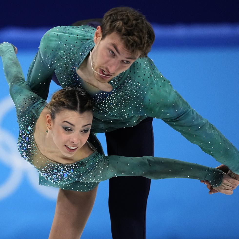 Los españoles Laura Barquero y Marco Zandron en la competencia libre por parejas en el programa de patinaje artístico de los Juegos Olímpicos de Invierno en Pekín.