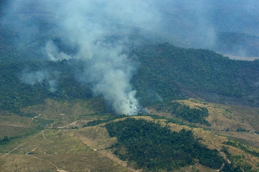 Un incendio provoca humo en una parte de bosque amazónico en la localidad de Altamira, en el estado de Pará, Brasil. (AP /Leo Correa)