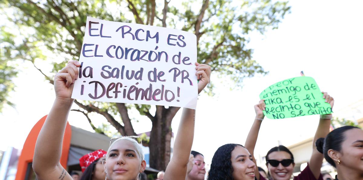 La comunidad estudiantil exigió por tercer día consecutivo la salida de la rectora del Recinto de Ciencias Médicas, Ilka Ríos.