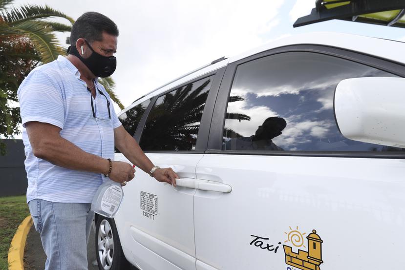 Juan de León, presidente de la Federación de Taxistas, demuestra qué hacen los choferes para prevenir el contagio de COVID-19 en sus vehículos.