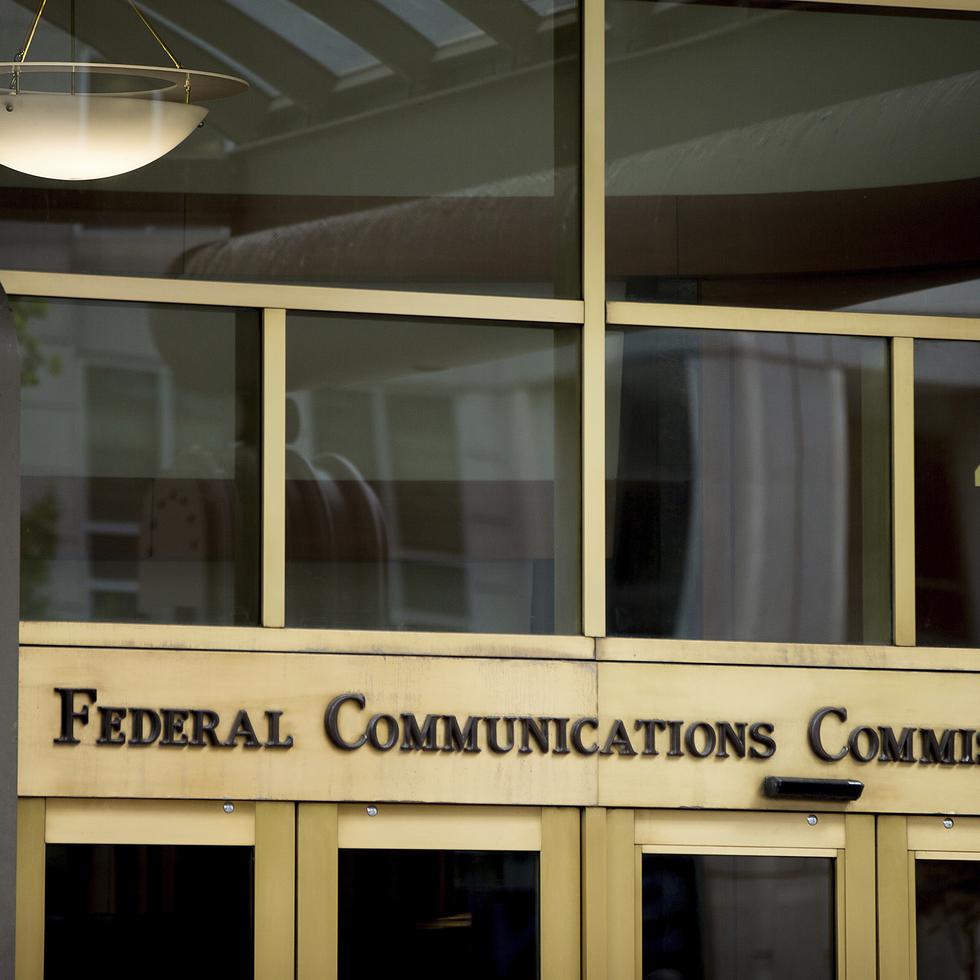 La FCC sostiene que las cuatro empresas, por ley federal, están obligadas a tomar medidas razonables para proteger ciertos datos de sus clientes.