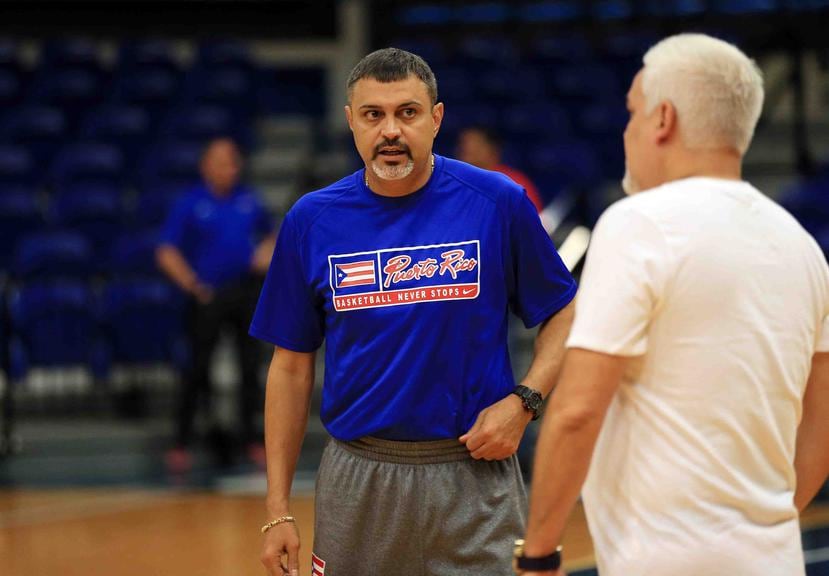 El técnico de la Selección masculina, Eddie Casiano (izq., conversando con Omar González), ha identificado más canasteros elegibles para representar a Puerto Rico. (Cortesía FIBA Américas)