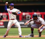El boricua Eddie Rosario es forzado en segunda base por Bryson Stott, de los Phillies, durante el partido del miércoles.