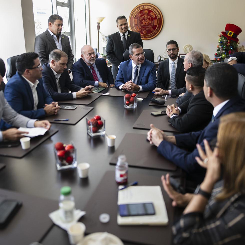 El gobernador Pedro Pierluisi se reunió con las delegaciones del Partido Nuevo Progresista (PNP) en el Senado y la Cámara de Representantes durante el primer día de la que será la última sesión ordinaria del cuatrienio.