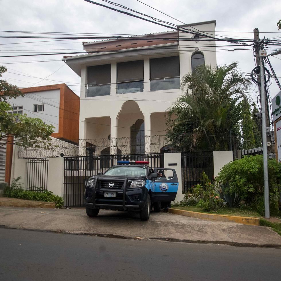 Agentes de la policía nacional resguardan las antiguas oficinas de la Organización de Estados Americanos en Managua, Nicaragua.