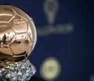 El argentino Lionel Messi aguanta el Balón de Oro que ganó.