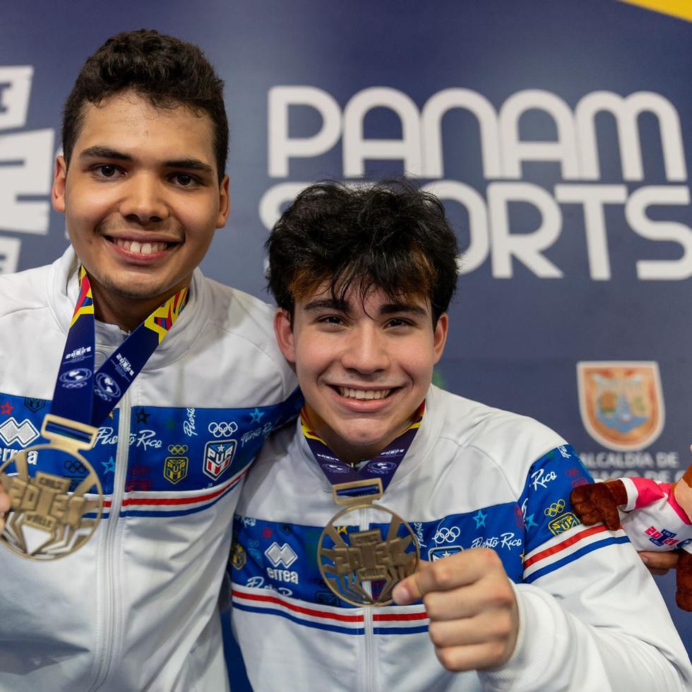 Ángel Naranjo y Derek Valentín posan con sus medallas de oro.