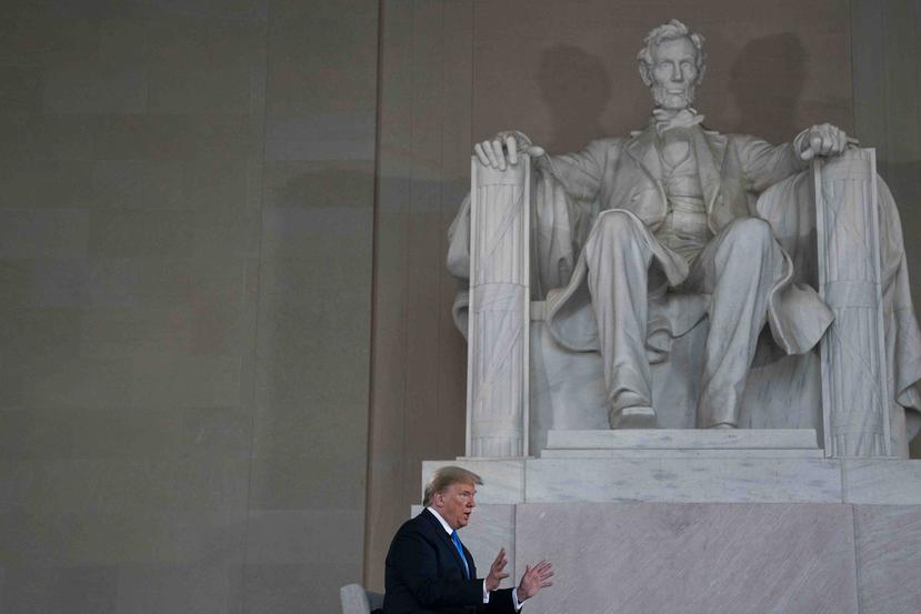 El presidente Donald Trump habla durante un encuentro virtual de Fox News desde el Lincoln Memorial. (AP)