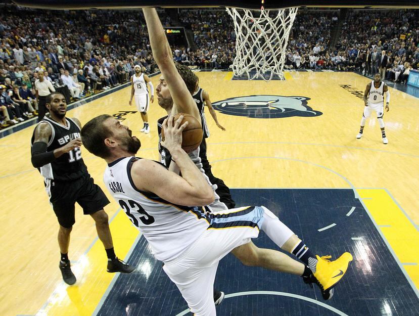 El jugador Pau Gasol (d) de San Antonio Spurs en acción ante Marc Gasol (c) de Memphis Grizzlies. (AP)