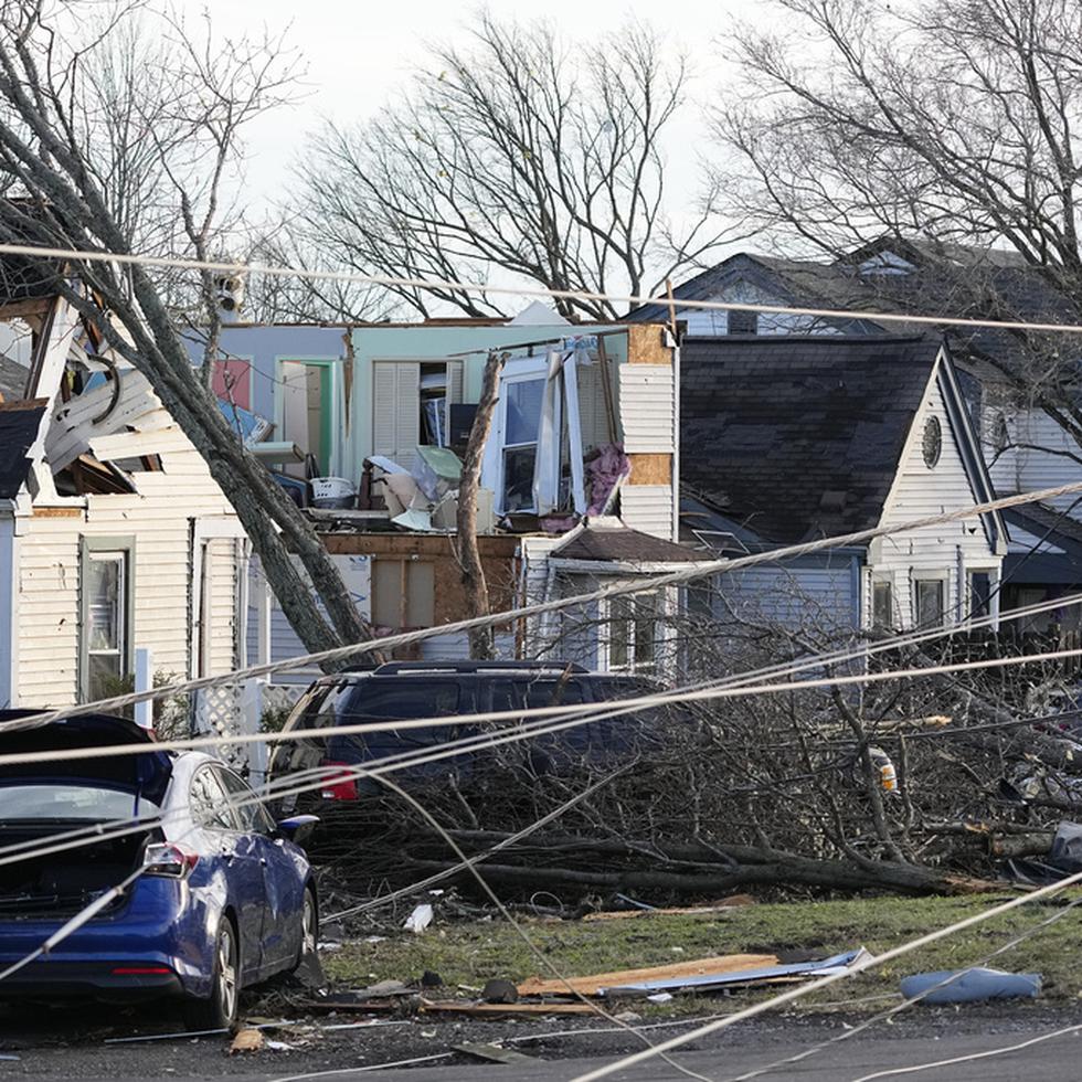 Postes eléctricos cayeron sobre las calles y múltiples residencias resultaron con daños en vecindarios de Nashville.