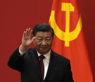 El presidente de China, Xi Jinping, saluda en un acto para presentar a los nuevos miembros del Comité Permanente del Politburó en el Gran Salón del Pueblo en Beijing, el domingo 23 de octubre de 2022. (AP Foto/Andy Wong)