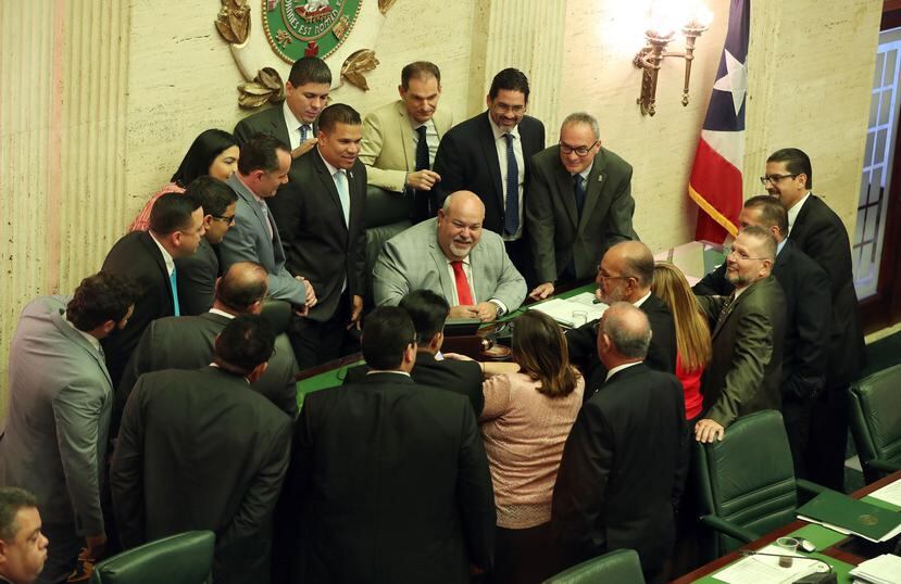 Al centro el presidente de la Cámara de Representantes, Carlos 'Johnny' Méndez, rodeado de los miembros de la mayoría. (GFR Media)