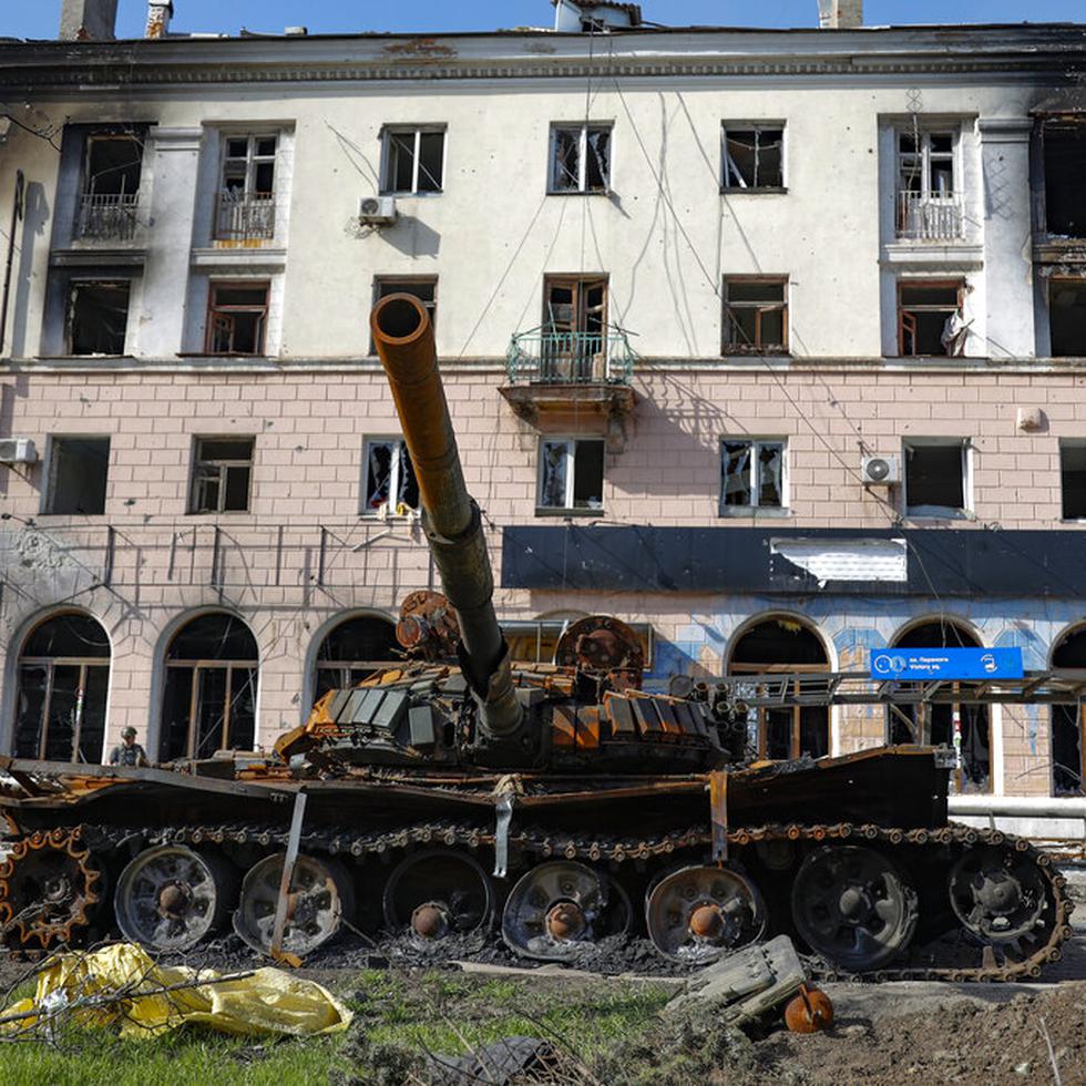 Un tanque destruido y un edificio de apartamentos dañado por los intensos combates se ven en un área controlada por las fuerzas separatistas respaldadas por Rusia en Mariupol, Ucrania, el 26 de abril de 2022.