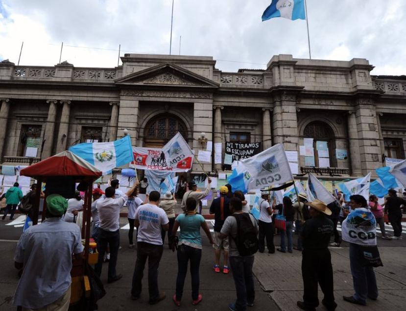 Grupo de ciudadanos se han solicitado la renuncia del presidente guatemalteco durante varias manifestaciones en la capital de la nación centroamericana.