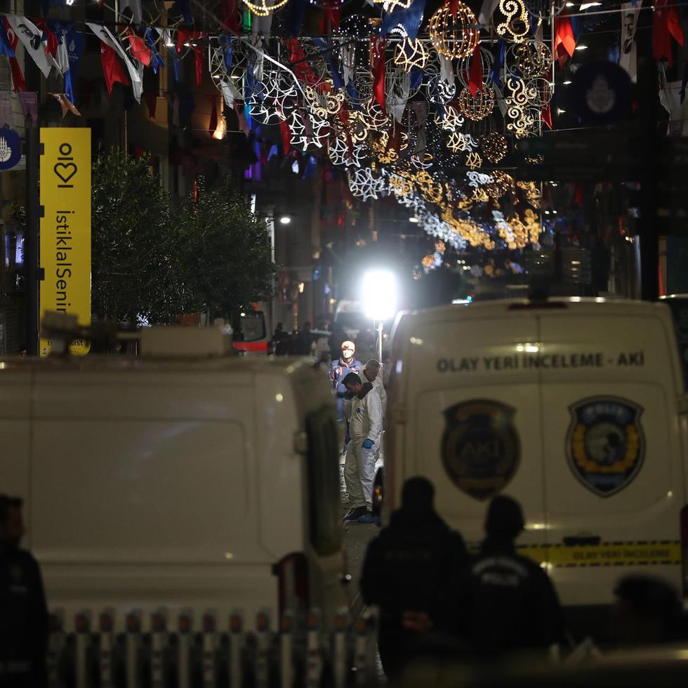 Investigadores de la policía turca trabajan en la escena del atentado terrorista cometido este domingo en Estambul.