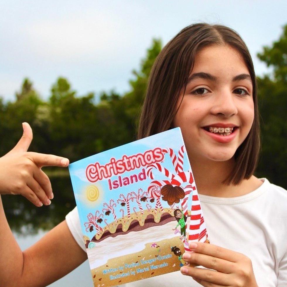 Paulina María, de 12 años, muestra el primer libro de su autoría, dirigido a los niños.