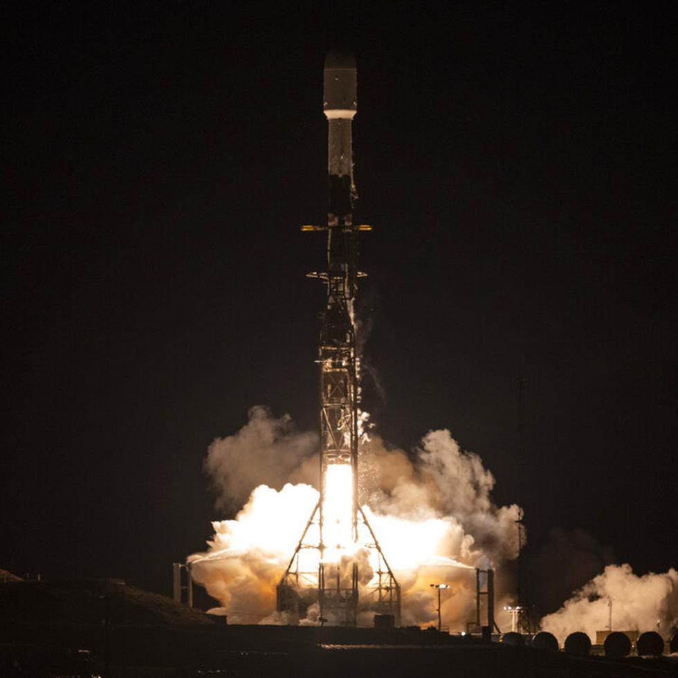 Un cohete de SpaceX cargado con el satélite Surface Water and Ocean Topography despega de la Base Vandenberg de la Fuerza Espacial, en California, el 16 de diciembre de 2022. (Keegan Barber/NASA via AP)