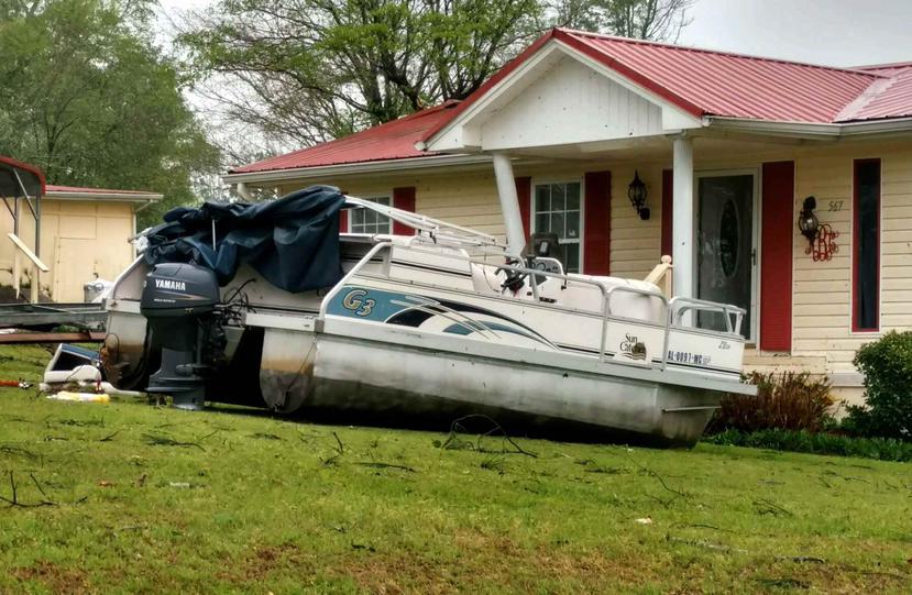 Un sistema inicial de tormentas engendró un tornado grande y otros más pequeños que derribaron árboles y cables de electricidad en Georgia, mientras densas lluvias empapaban a Alabama y Carolina del Sur. (AP)