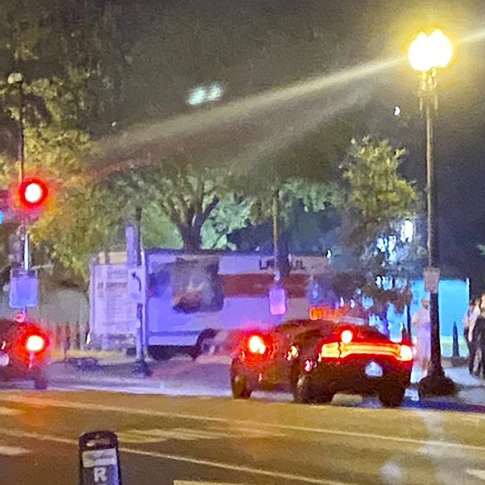 Un camión está estrellado contra una barrera de seguridad en parque frente a la Casa Blanca, Washington, 22 de mayo de 2023. La policía ha arrestado al conductor y lo han acusado de estrellar el camión intencionalmente. No hubo heridos. (Benjamin Berger via AP)