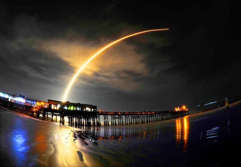 El cohete Falcon 9 de SpaceX deja una estela durante su lanzamiento desde Cabo Cañaveral en Florida. (Craig Rubadoux / Florida Today / AP)