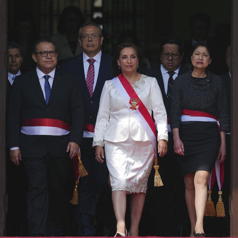 La presidenta de Perú, Dina Boluarte, y sus recién nombrados ministros posan para una foto grupal después de la ceremonia de juramentación en el palacio de gobierno en Lima, Perú, el sábado 10 de diciembre de 2022.